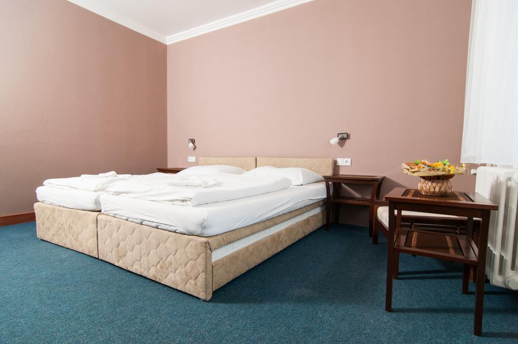 Hotel Radejov Knezdub Exteriör bild