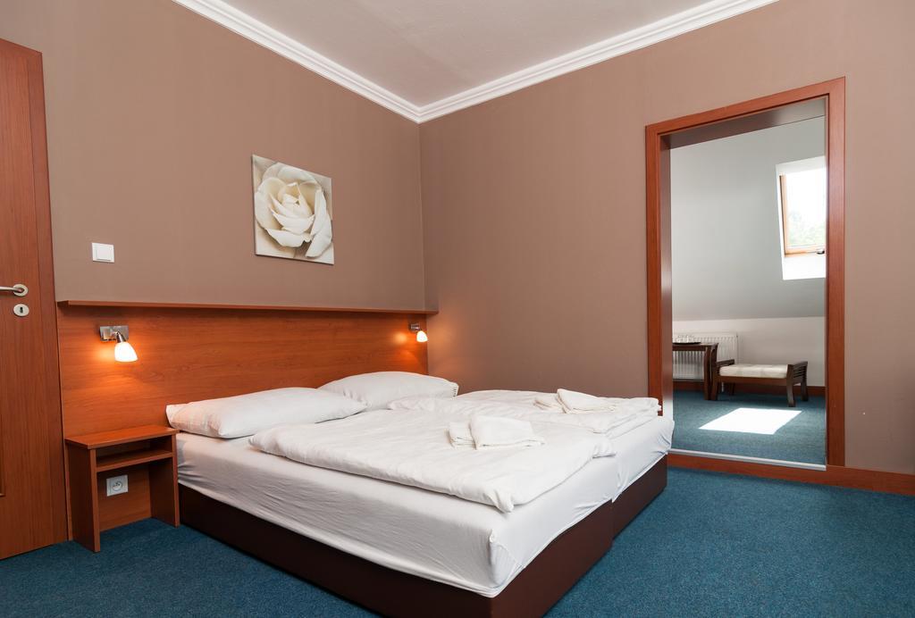 Hotel Radejov Knezdub Exteriör bild