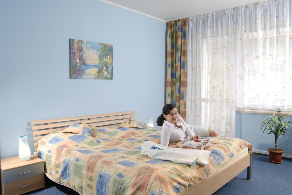 Hotel Radejov Knezdub Exteriör bild