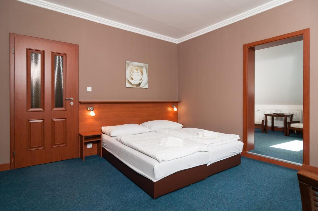 Hotel Radejov Knezdub Exteriör bild